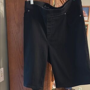 Never worn size 20 Gloria Vanderbilt, elastic weight, black denim shorts